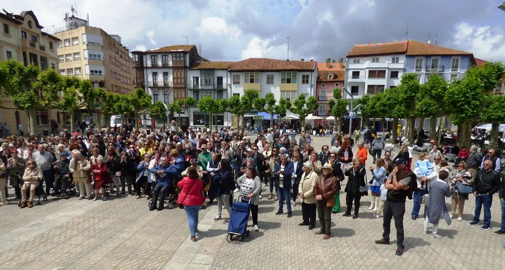 Vecinos de Santoña en la Plaza de San Antonio. R.A.