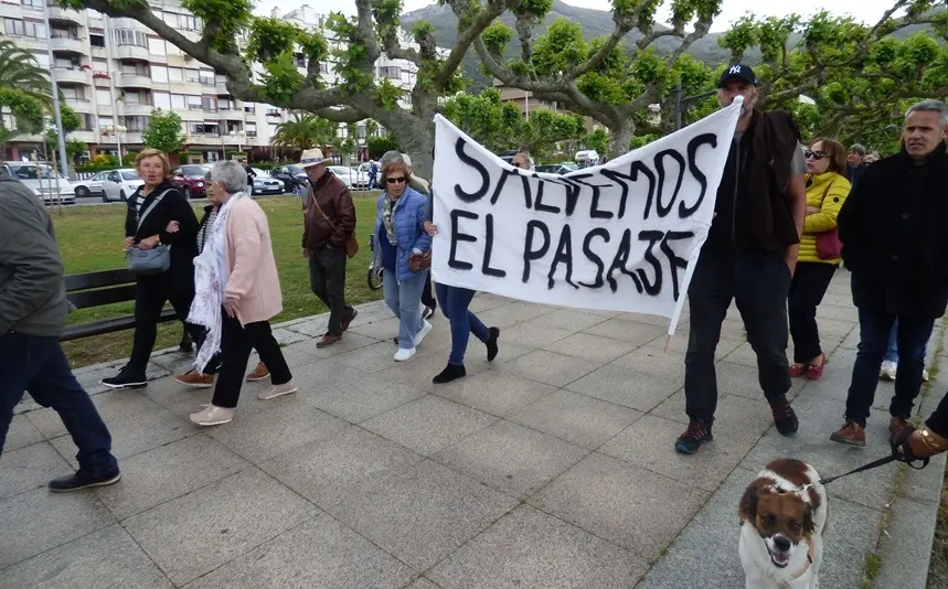 Vecinos con una pancarta. R.A.