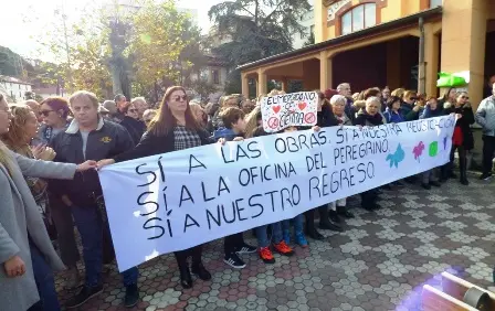 Protesta de los afectados del Mercado de Abastos en Laredo. R.A.