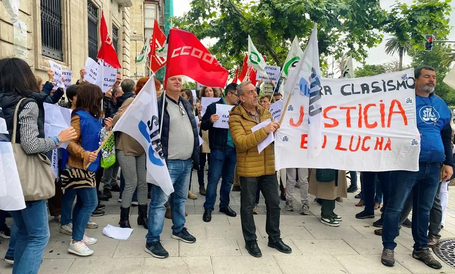 Concentración de los trabajadores de Justicia en la Delegación Hacienda.