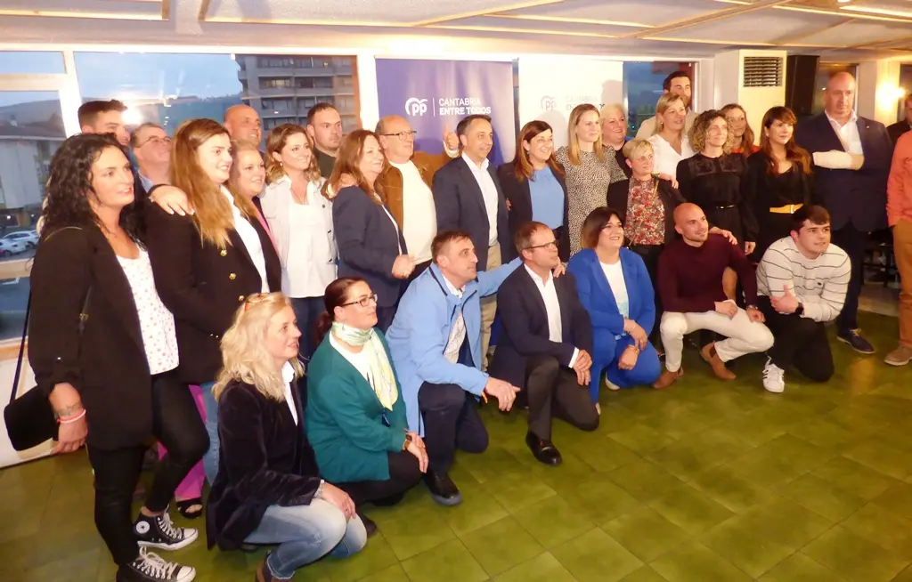 Candidatos del PP en Piélagos, junto con María José Sáenz de Buruaga.