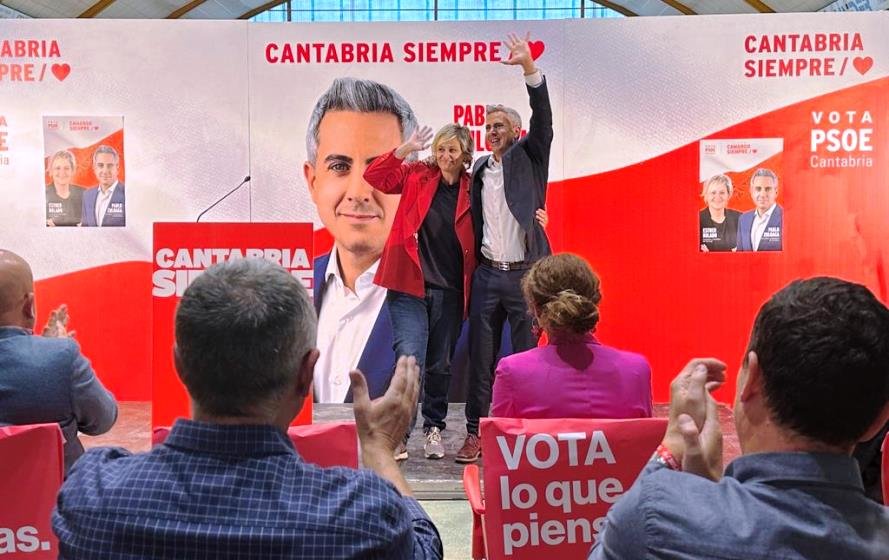 Candidatos del PSOE en Camargo en un acto de campaña.