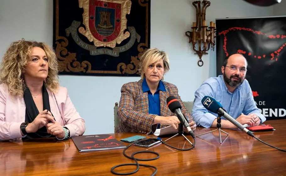 La alcaldesa de Camargo, Esther Bolado, en el centro.