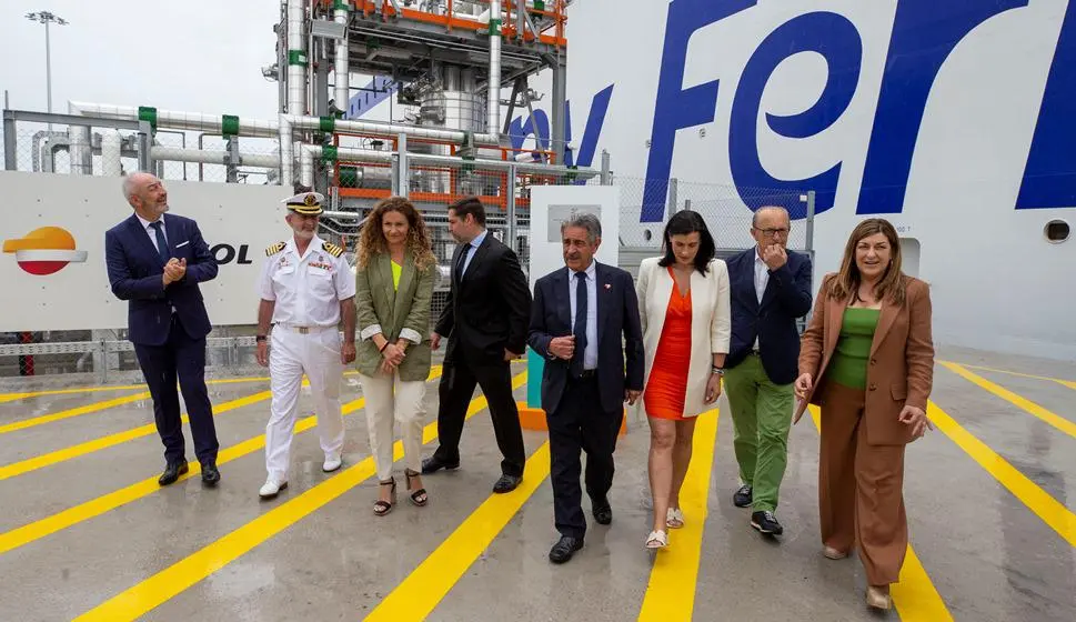 Las autoridades políticas en la inauguración en el puerto de Santander.