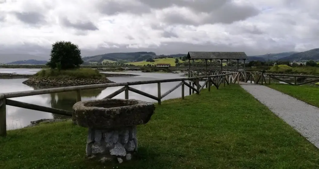 Municipio de Escalante con el molino de Cerroja al fondo. R.A.