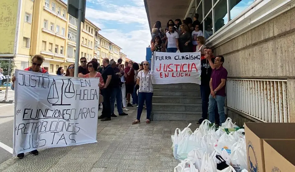 Concentración y recogida de alimentos en la puerta del Juzgado.