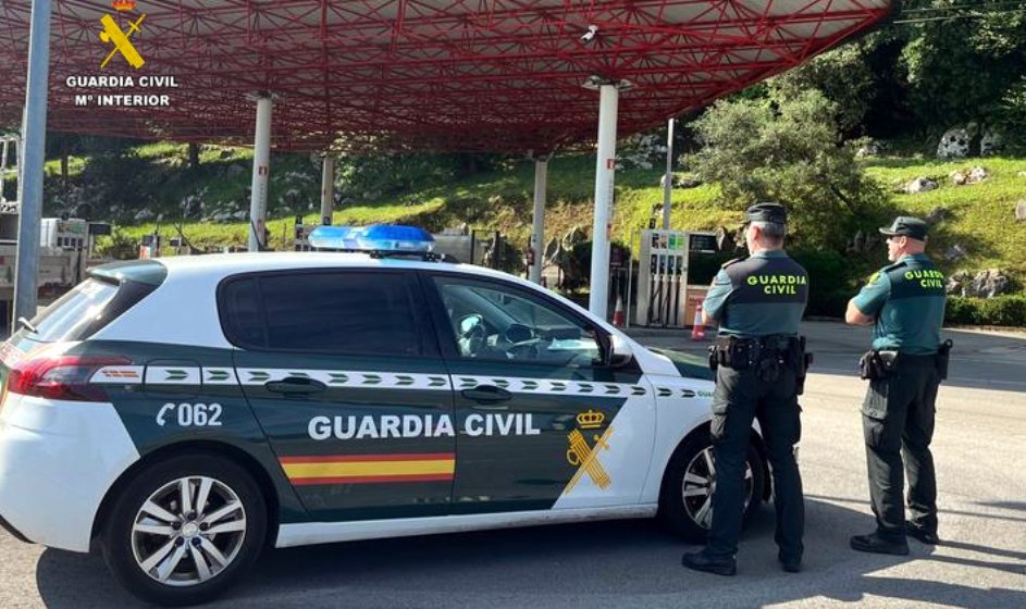 La Guardia Civil detuvo a un hombre y una mujer.