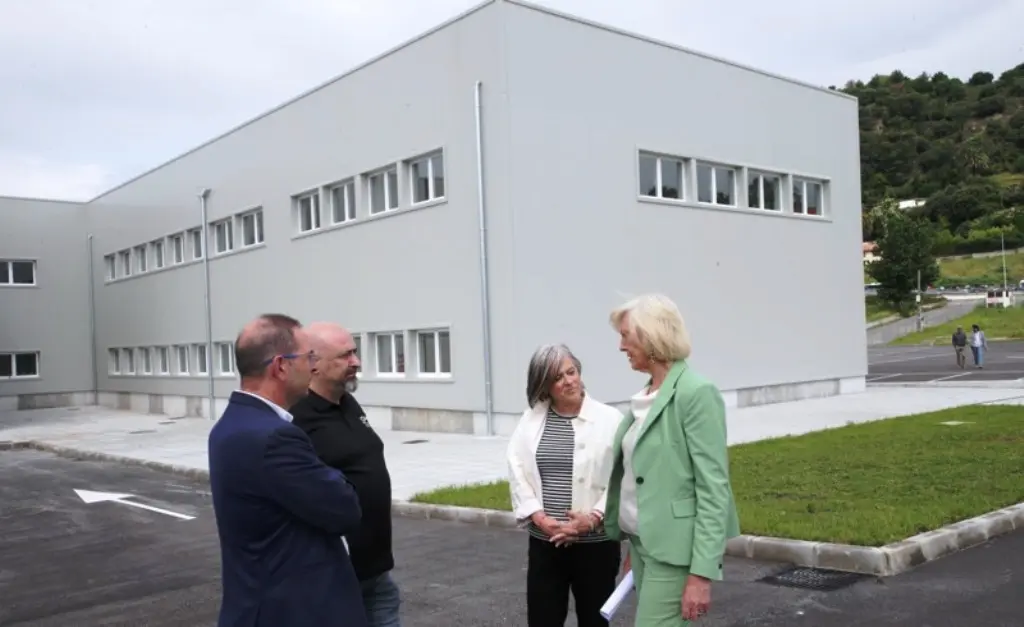 Las autoridades visitan las obras de ampliación en Peñacastillo.