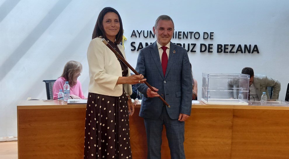 Carmen Pérez, nueva alcaldesa, y Alberto García.