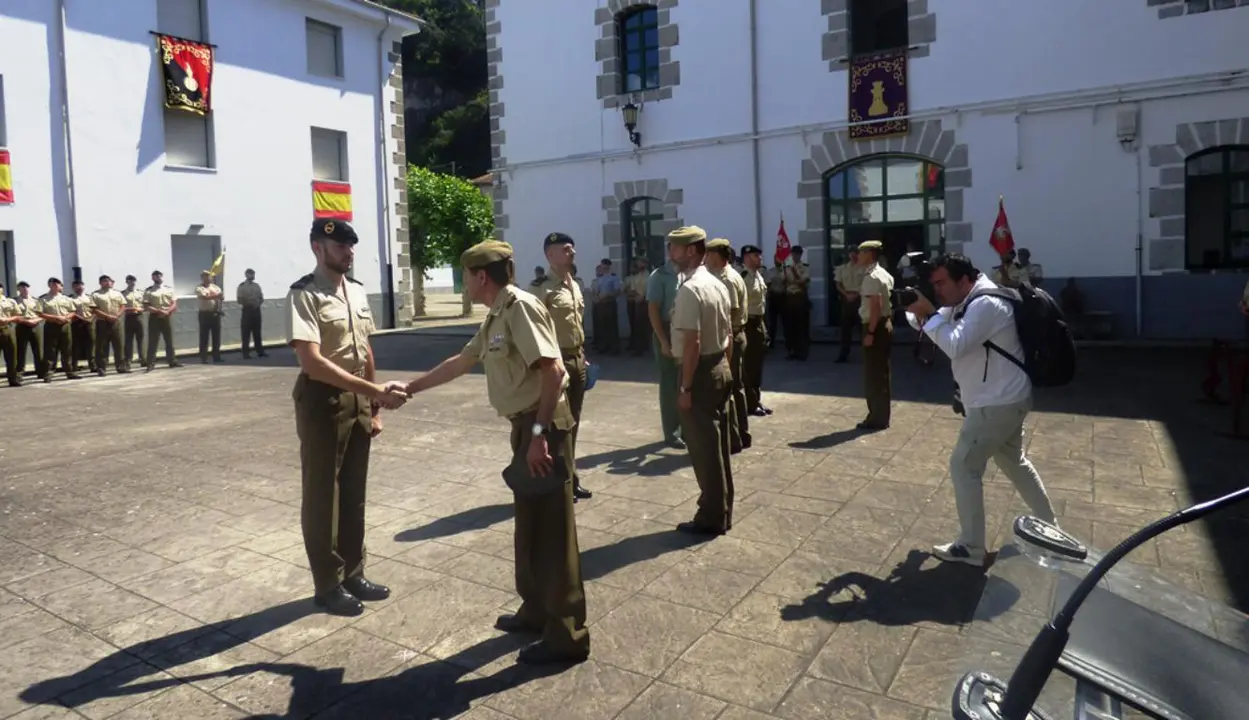 Entrega de los premios a los soldados alumnos. R.A.