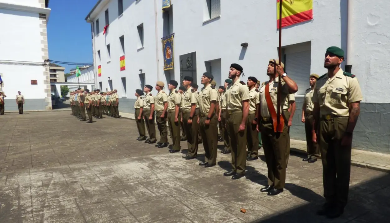 Los soldados alumnos firmes en el Patronato Militar. R.A.