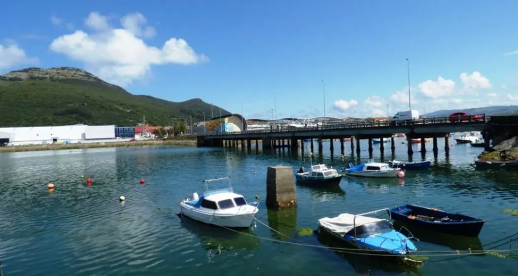 Entrada a Santoña por los puentes. R.A.