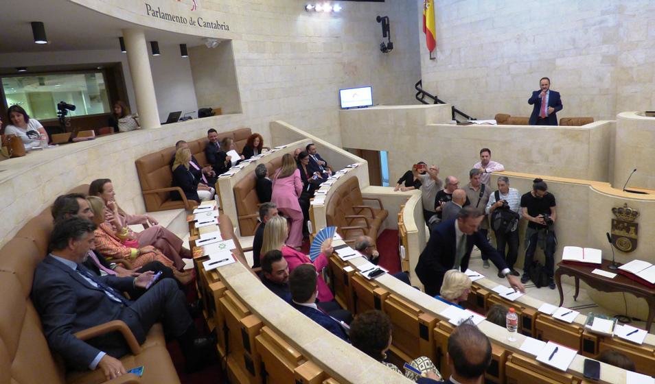 Los diputados en el Parlamento de Cantabria. R.A.