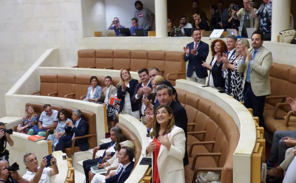 María José Sáenz de Buruaga tras ser investida presidenta de Cantabria. R.A.