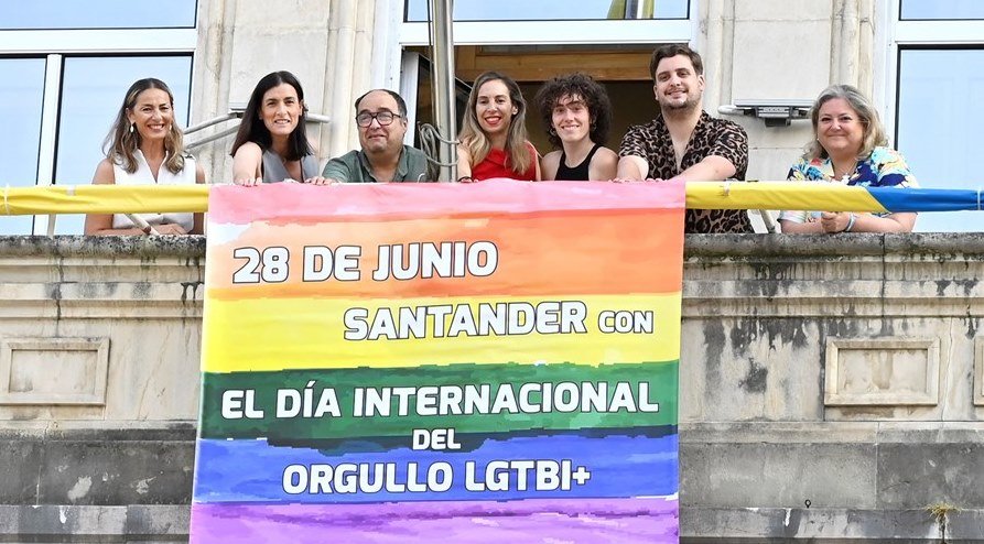 Colocación de la pancarta del Día del Orgullo en el Consistorio de Santander.