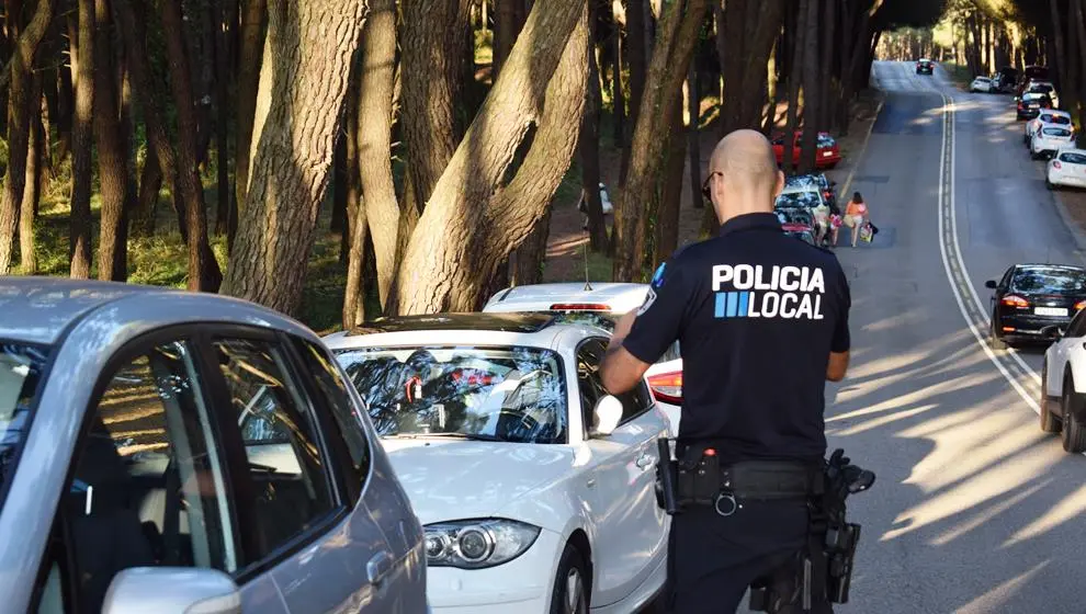 Vehículos mal estacionados en Liencres., en Piélagos