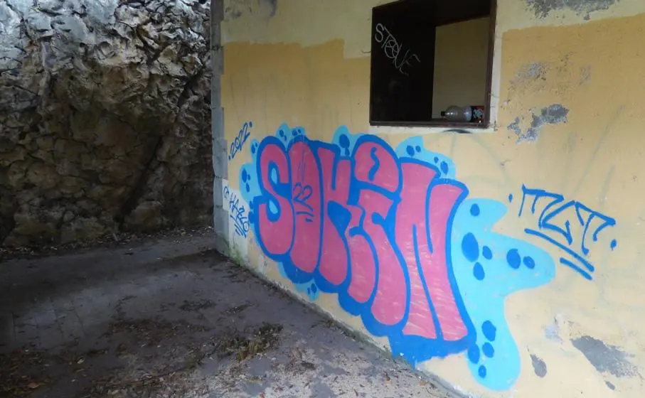 Grafiti en los Antiguos Polvorines de la Batería Alta de San Martín. R.A.