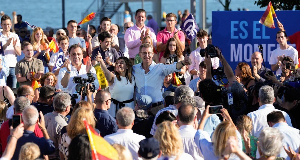 Los candidatos durante su intervención en Santander.