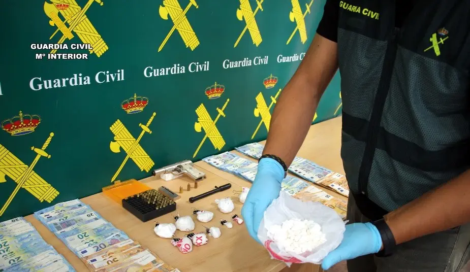 Dinero y droga incautada por la Guardia Civil.