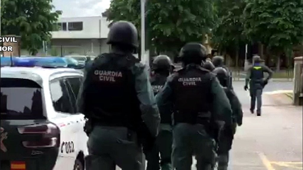 Intervención de los agentes en Santoña.