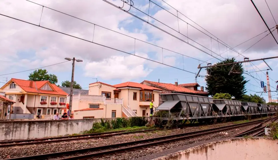 Vagones en las vías de tren en Barreda.