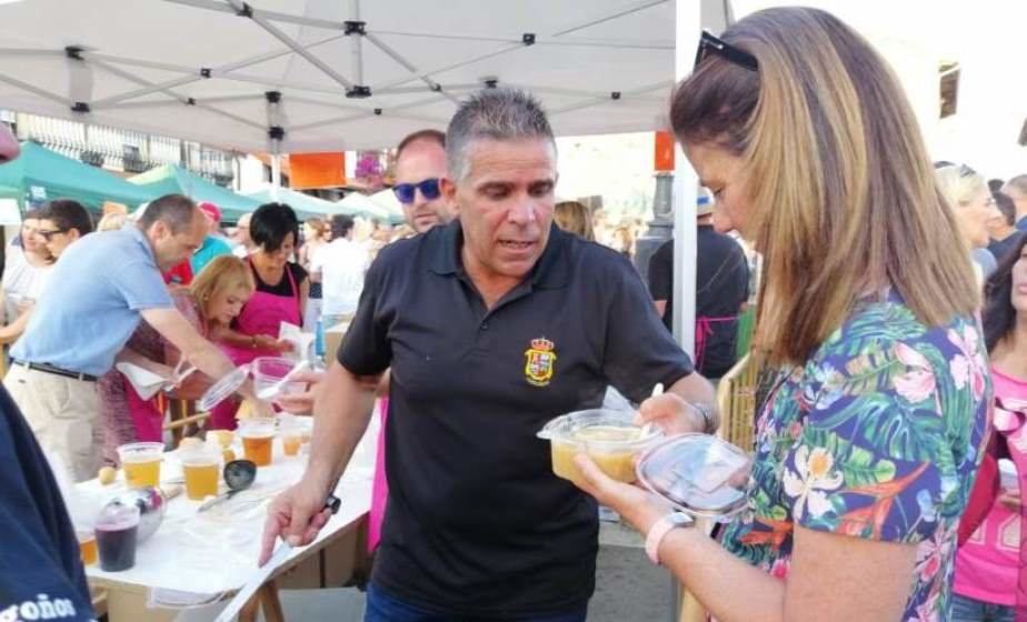 El alcalde Argoños sirve el marmite en Ancillo. R.A.