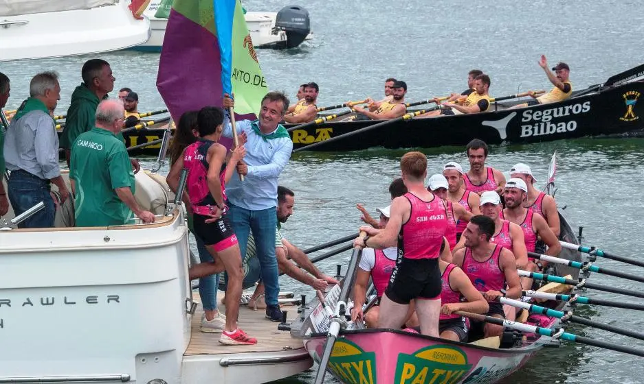 Entrega de la bandera a la trainera de San Juan.