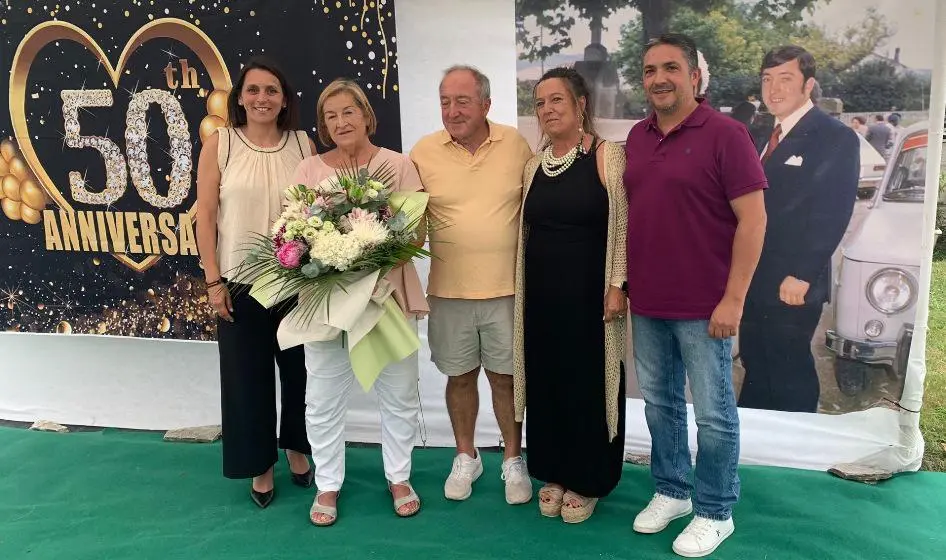 Entrega de un obsequio por la celebración de las Bodas de Oro.