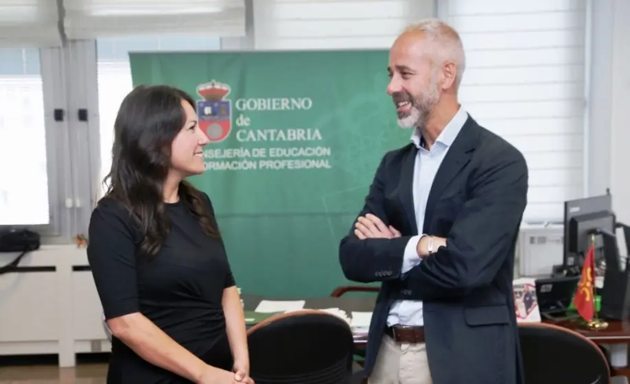 Reunión del consejero con con personal docente.