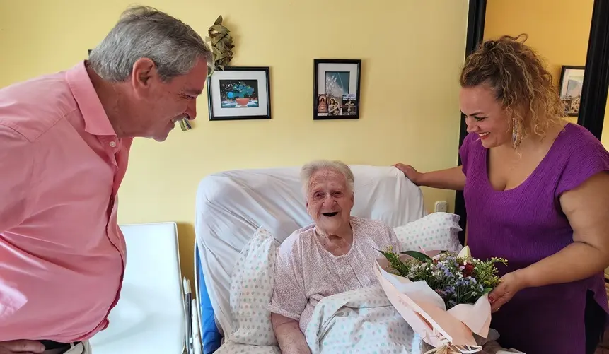 Ángela Ruiz Martínez, vecina de Hinojedo, tras alcanzar los 100 años de edad.