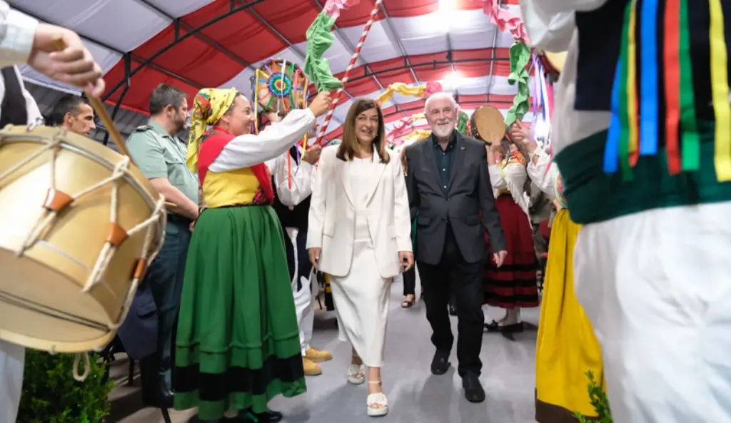 La presidenta de Cantabria, María José Sáenz de Buruaga, acompañada de varios consejeros, asiste al pregón del Día de Cantabria.