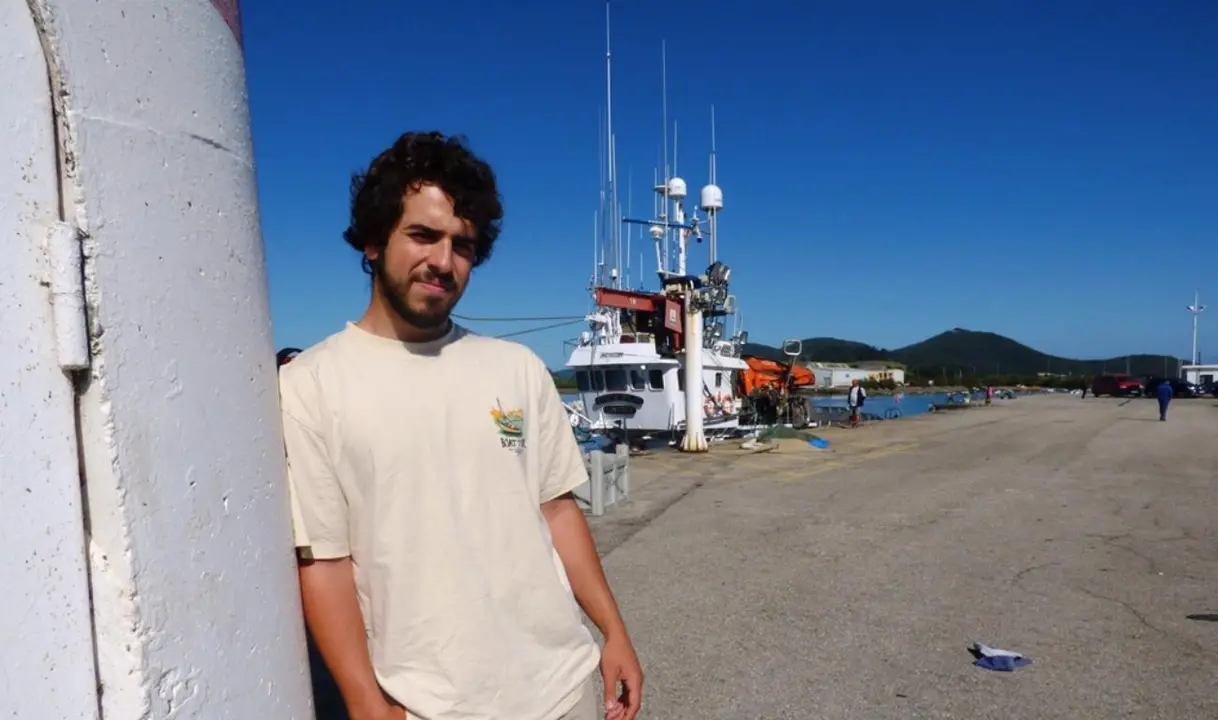 El santoñés Andoni Cruz Prada en el puerto de Santoña. R.A.