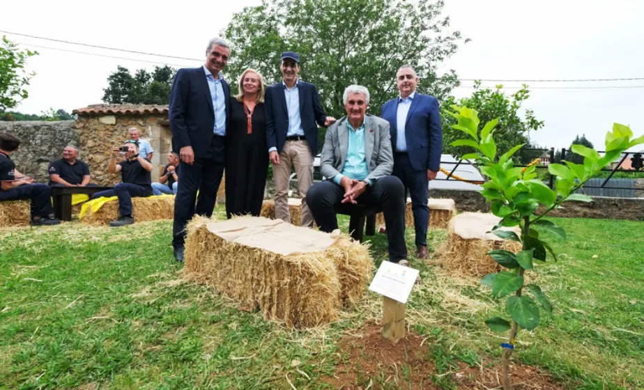 El consejero de Fomento, Ordenación del Territorio y Medio Ambiente, Roberto Media, asiste a la fiesta de Los Limones Solidarios.