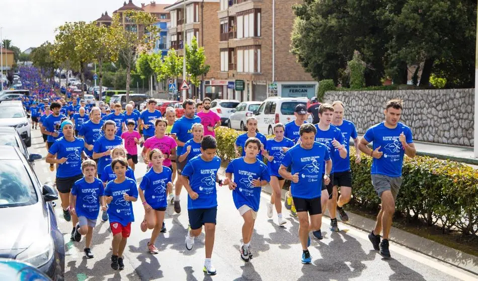 Participantes en la prueba solidaria de Noja.