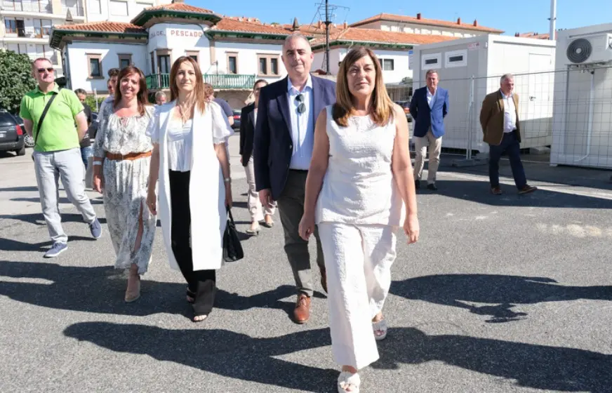 Las autoridades políticas en el puerto de San Vicente de la Barquera.