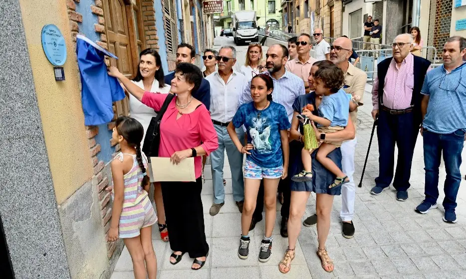 Colocación de la placa a Enrique Fernández.