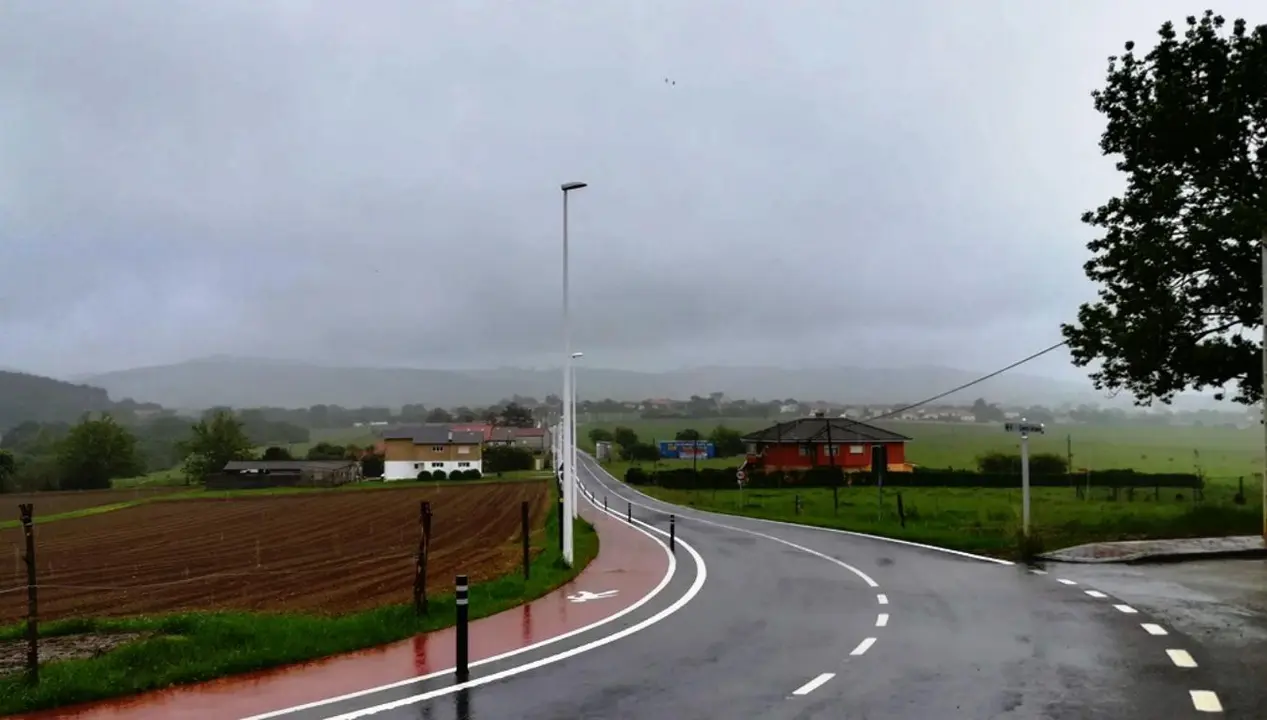 Carretera de acceso a la playa de Galizano, en Ribamontán al Mar.