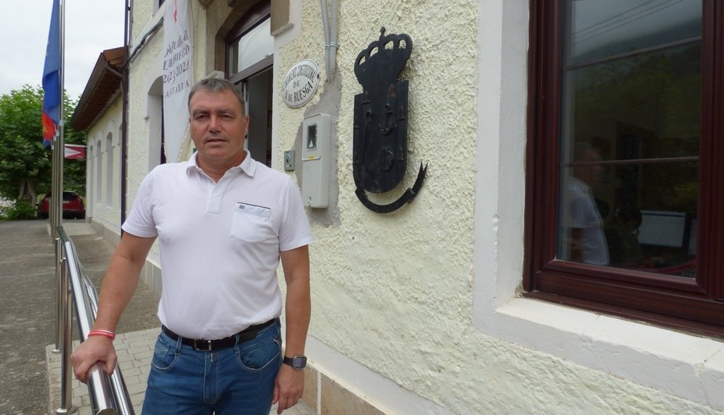 El alcalde de Ruesga, Jesús Ramón Ochoa (PRC), en la puerta del Ayuntamiento.
