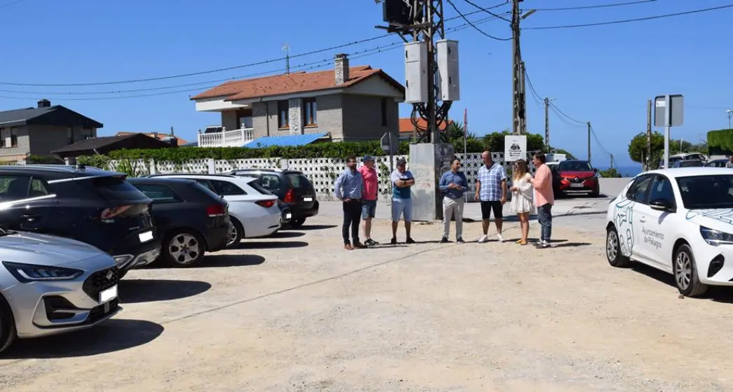 Zona de aparcamiento en las inmediaciones de l a playa de La Arnía.