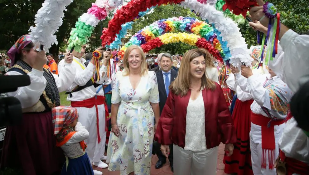 Las presidentas de Cantabria y el Parlamento en el Día de Cantabria.