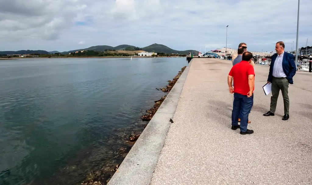 El consejero de Fomento, visitó el puerto pesquero de Santoña.