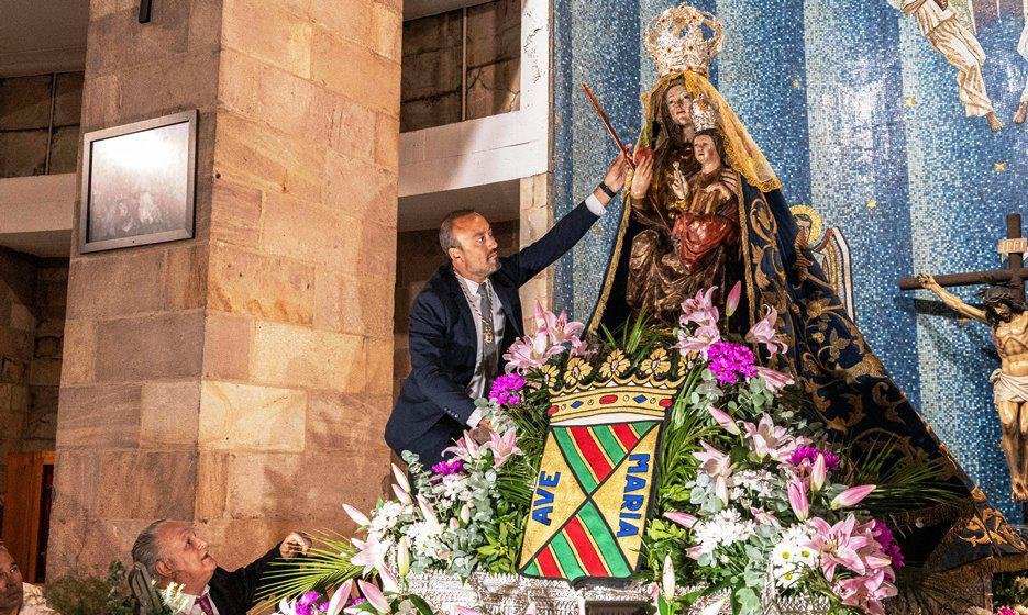 Entrega del bastón de mando a la Virgen Grande en Torrelavega.