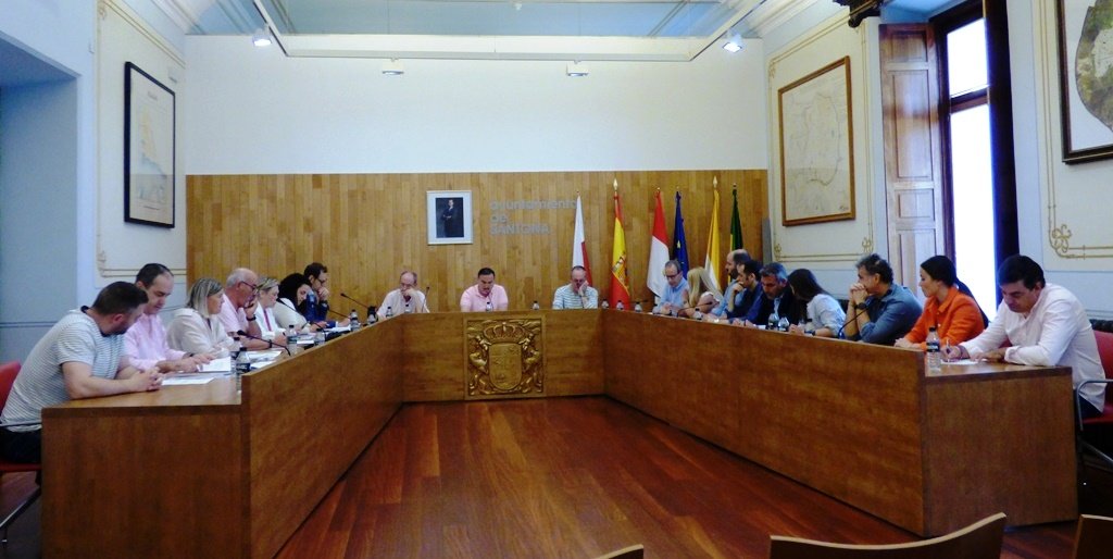 Los concejales en el Pleno de Santoña. R.A.