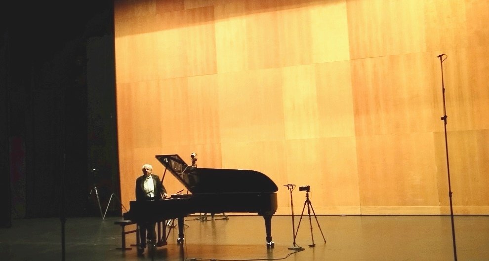 El pianista Grigori Solokov sobre el escenario.