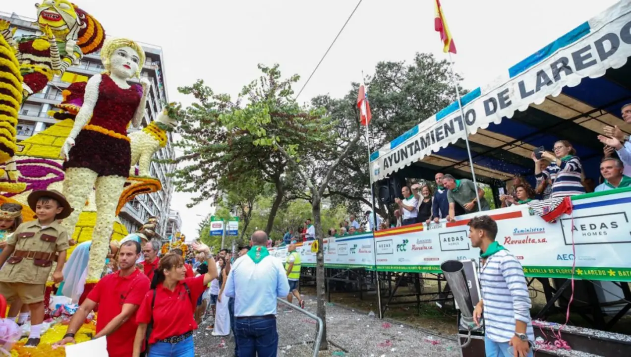 Carrozas y palco de autoridades en la Batalla de Flores.