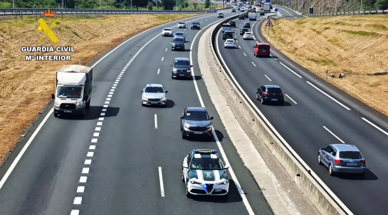 La Guardia Civil interceptó el vehículo en la autovía.