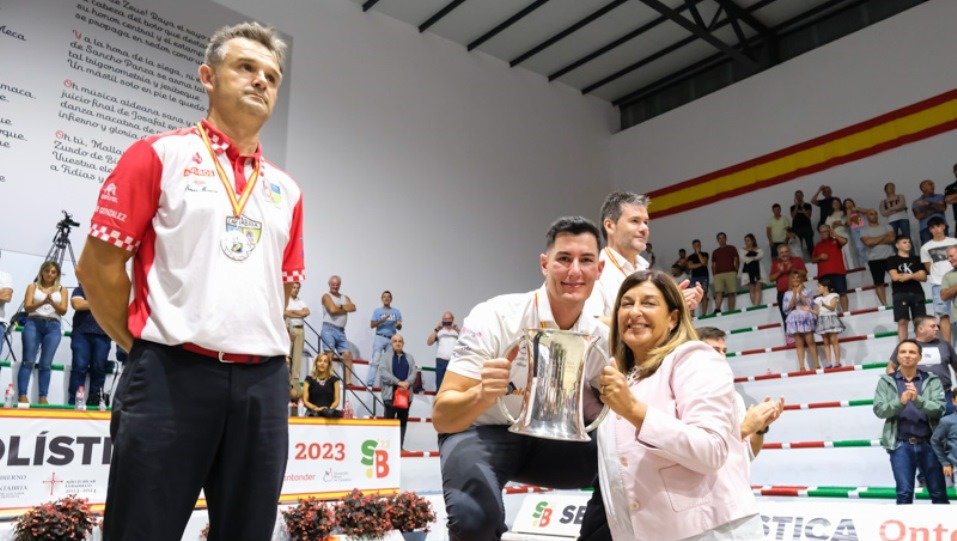 La presidenta de Cantabria entregó el trofeo el Campeón de España.