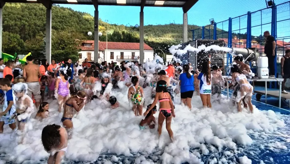 Fiestas de la espuma en Argoños. R.A.