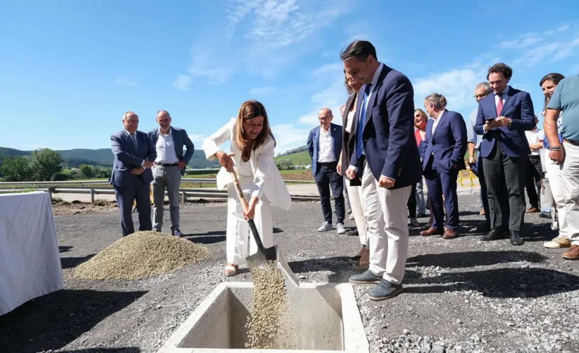 Un instante de la colocación de la primera piedra de La Pasiega.