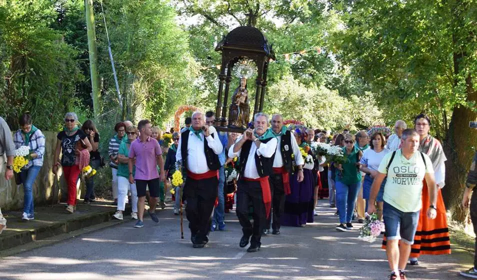 Ofrenda floral con los vecinos a la Virgen de Valencia.